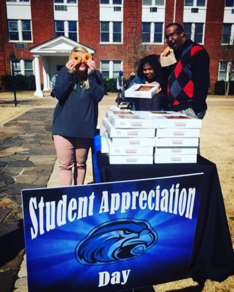 Shorter_ResLife's tweet photo. Happy Student Appreciation Day! #shorterappreciatesyou #flyhawks https://t.co/2DjoRy7yX2