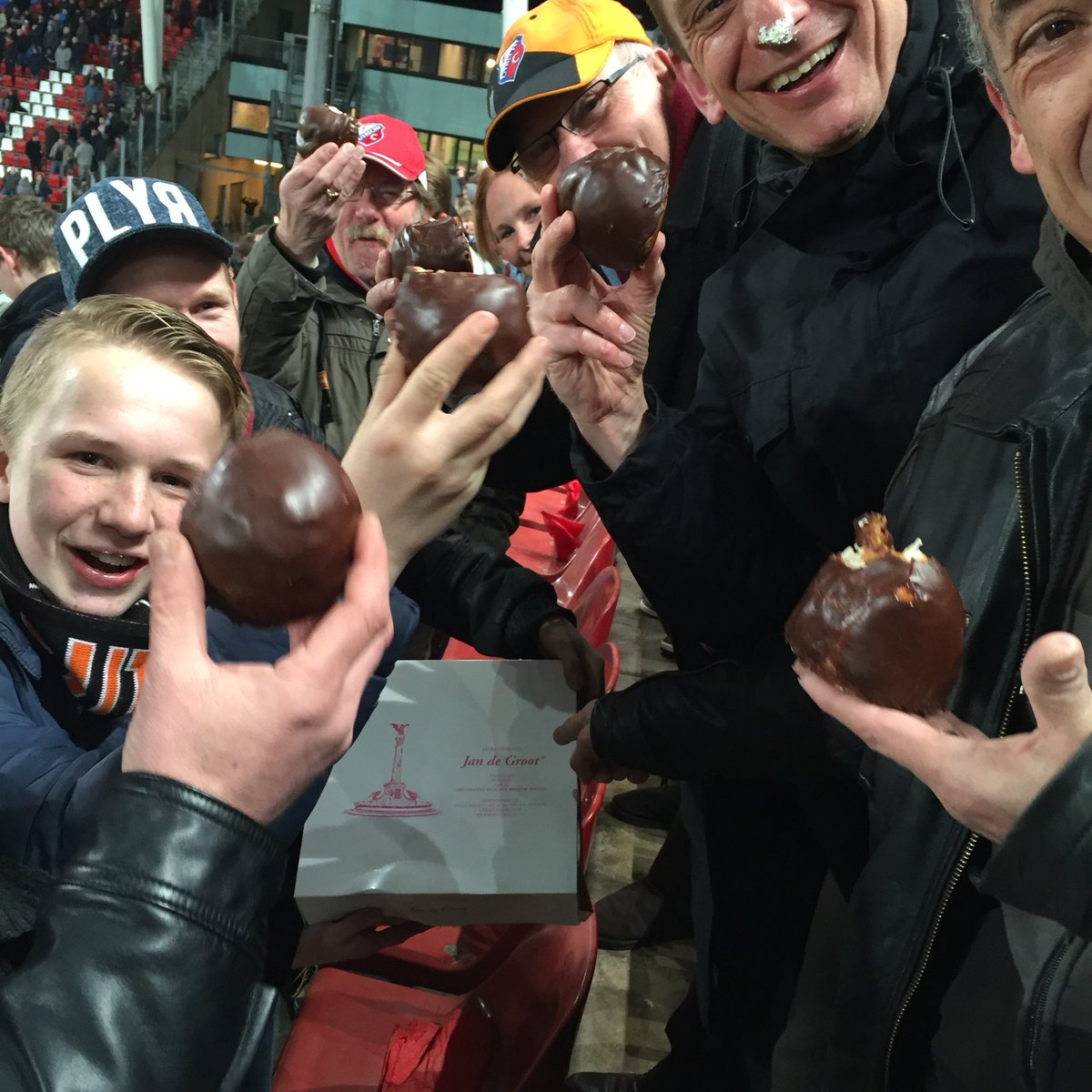 fcusupporters's tweet photo. Wij zijn geen Den Bosche Bollen hoor!!! #fcuvvs #fcdenbosch #vvsb #fcutrecht https://t.co/Fy4YusIzOQ