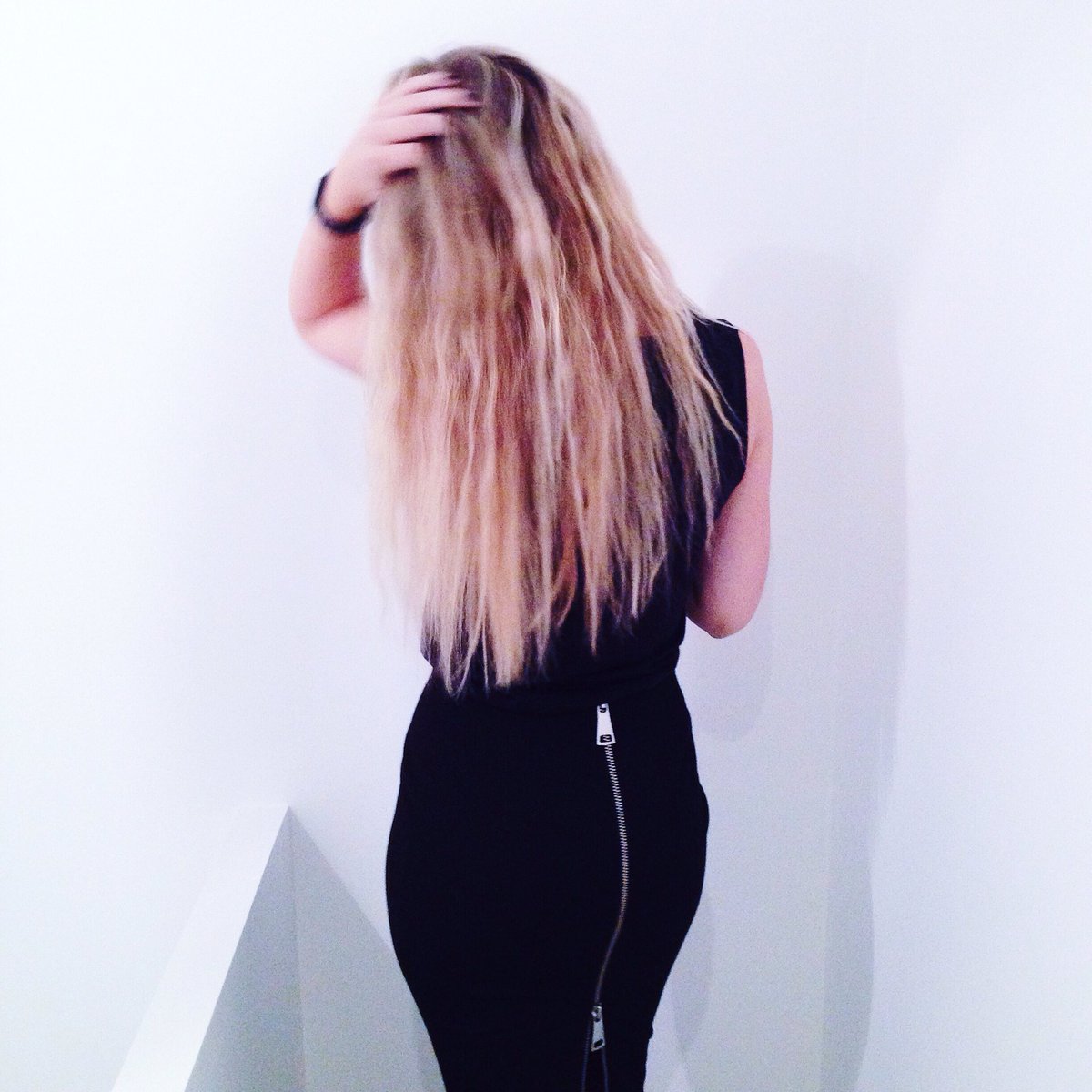 Twodazeblog's tweet photo. Where's the weekend? #weekendmodus #partytime #twodaze #blondie #ootn #fashionblog https://t.co/itfXPXlMTC