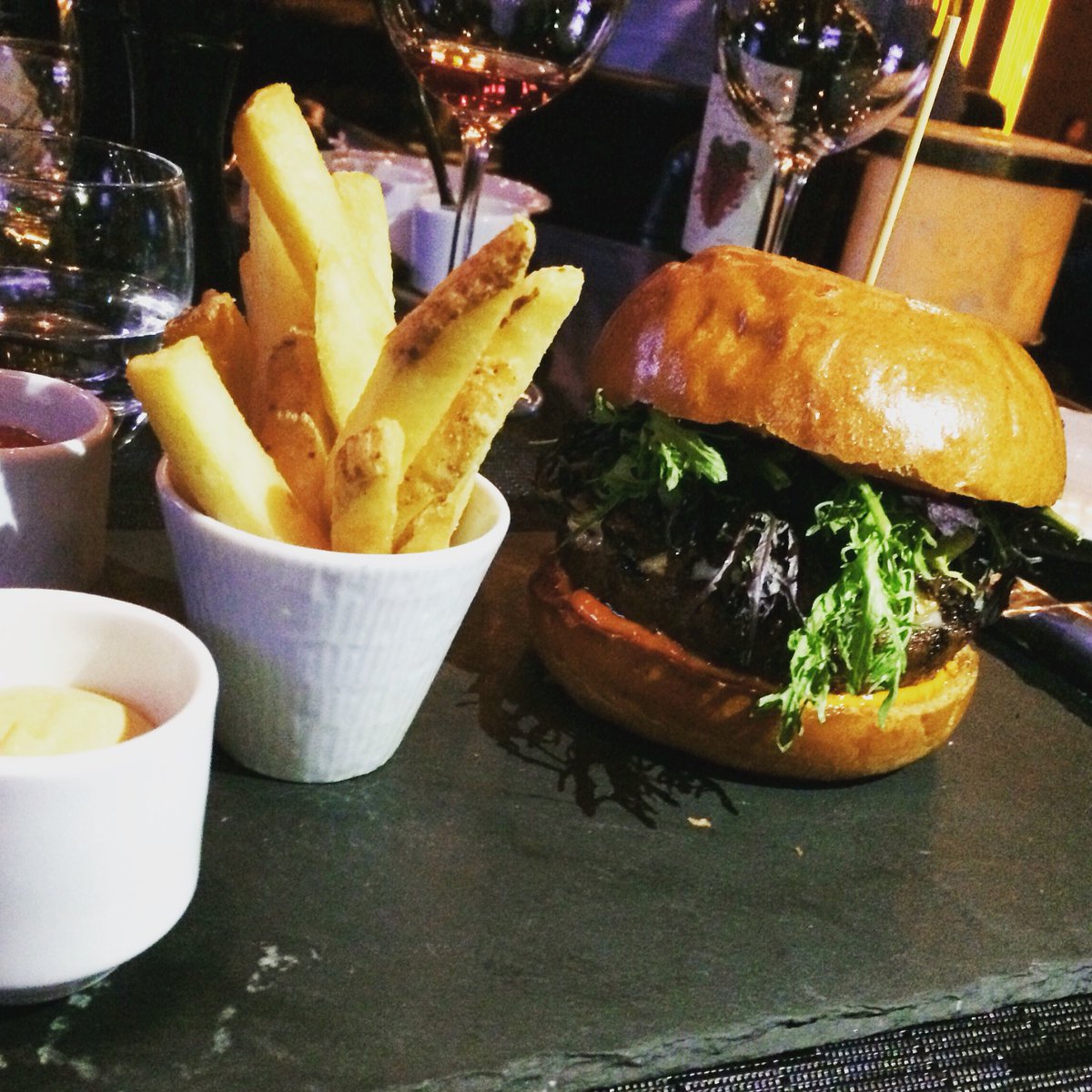 lizastiker's tweet photo. Deliciosa #redburger en @beefbarmexico por @sobrinodf #crottin #inlove https://t.co/HzYM7gJpkF
