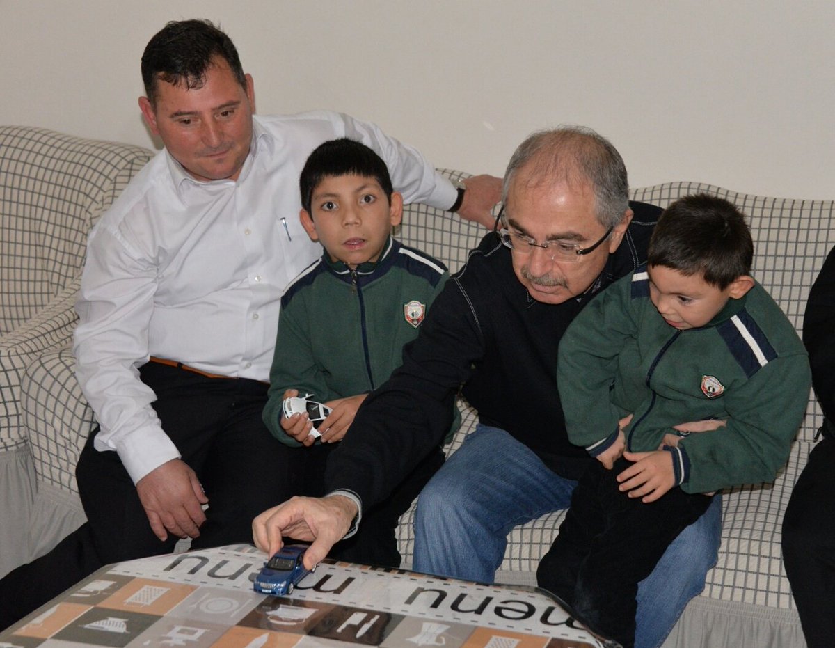 Vali <a href="/MustafaYMN/">Mustafa Yaman</a> Kay <a href="/BayramGale/">Bayram GALE</a> <a href="/ahmetulukonak/">Ahmet Ulukonak</a> GOP Mah Aliihsan Bey Kıymet Hanım çocukları Ensar ve Bayram Özer'le.