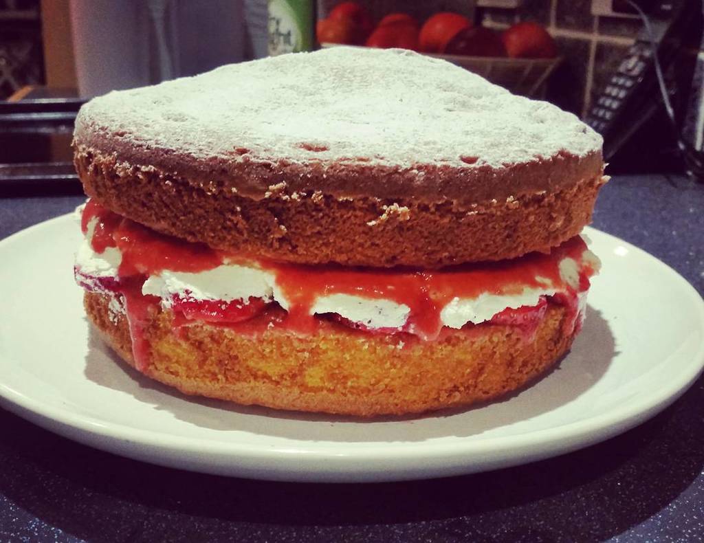 Brooko91's tweet photo. Victoria sponge #freshcream &amp; #strawberries https://t.co/mo4CKO13eC