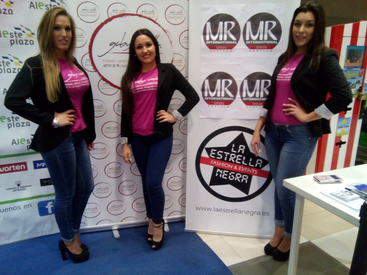 PhotoExpr's tweet photo. Azafatas de @gabyby79 para el casting de @MrISSevilla en @AlestePlaza https://t.co/1bbsb32u2d