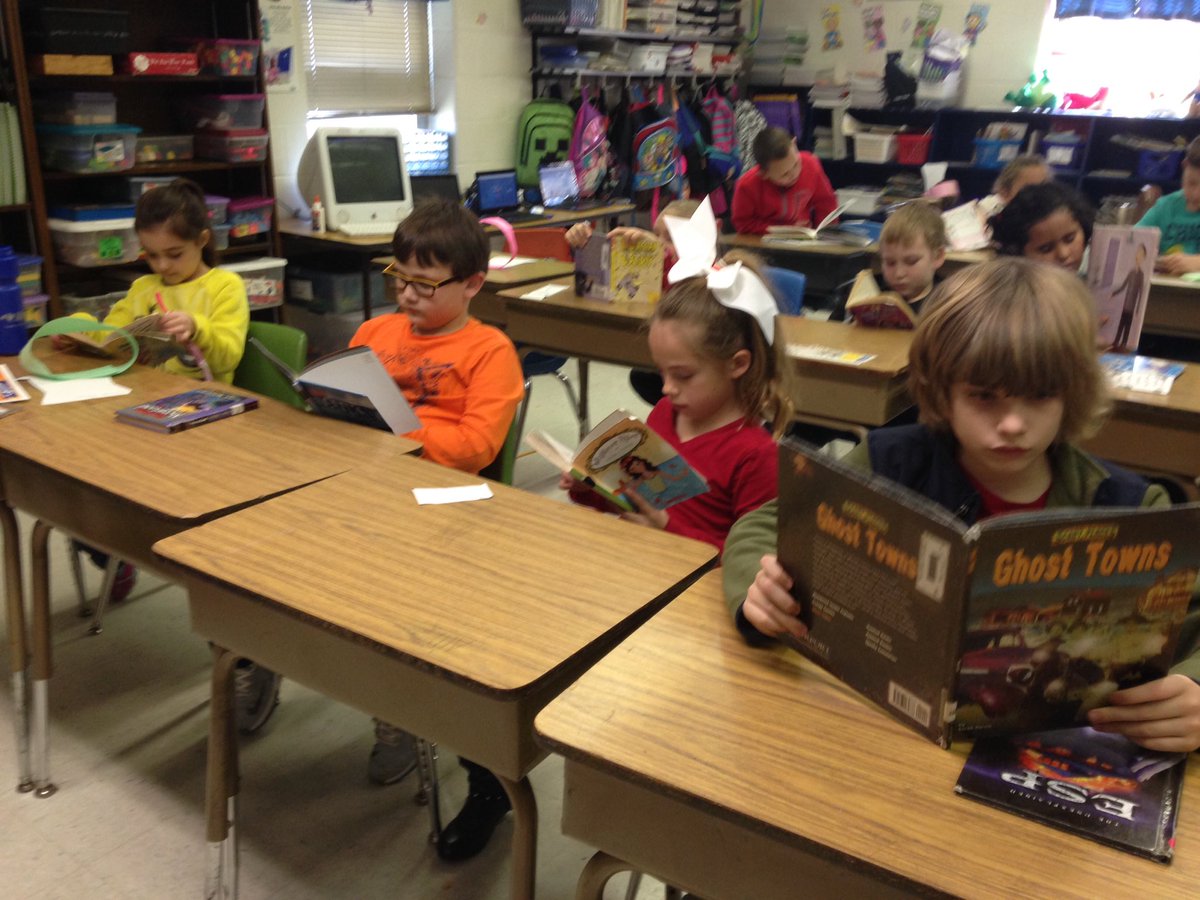 Shelli83's tweet photo. Briar, Allie, Atlas, &amp; Paisleigh showing they Love to Read!  @nweseagles #wcpsreads https://t.co/FOJAIlXF4W