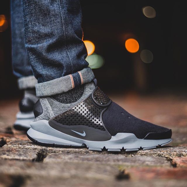 Sneaker Shouts™ "On foot look at the upcoming Black/Charcoal Nike Sock Dart Tech Fleece https://t.co/nlfyVNltzM https://t.co/uwNyYr2JFk" / Twitter