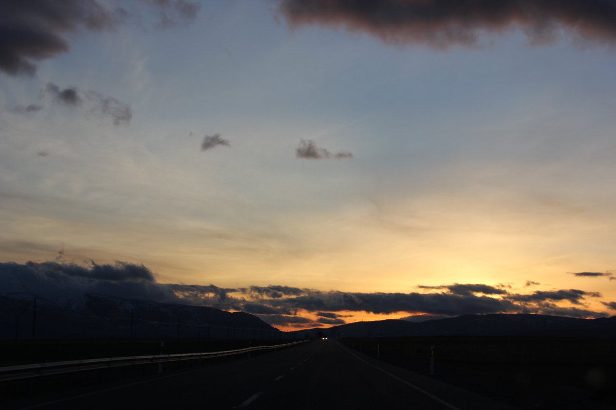 TURIAVILA's tweet photo. ¿Qué se puede hacer en el #ValleAmbles al atardecer un día cualquiera?
Disfrutar de sus PUESTAS DE SOL
#avilatetoca https://t.co/aywflmGBHt