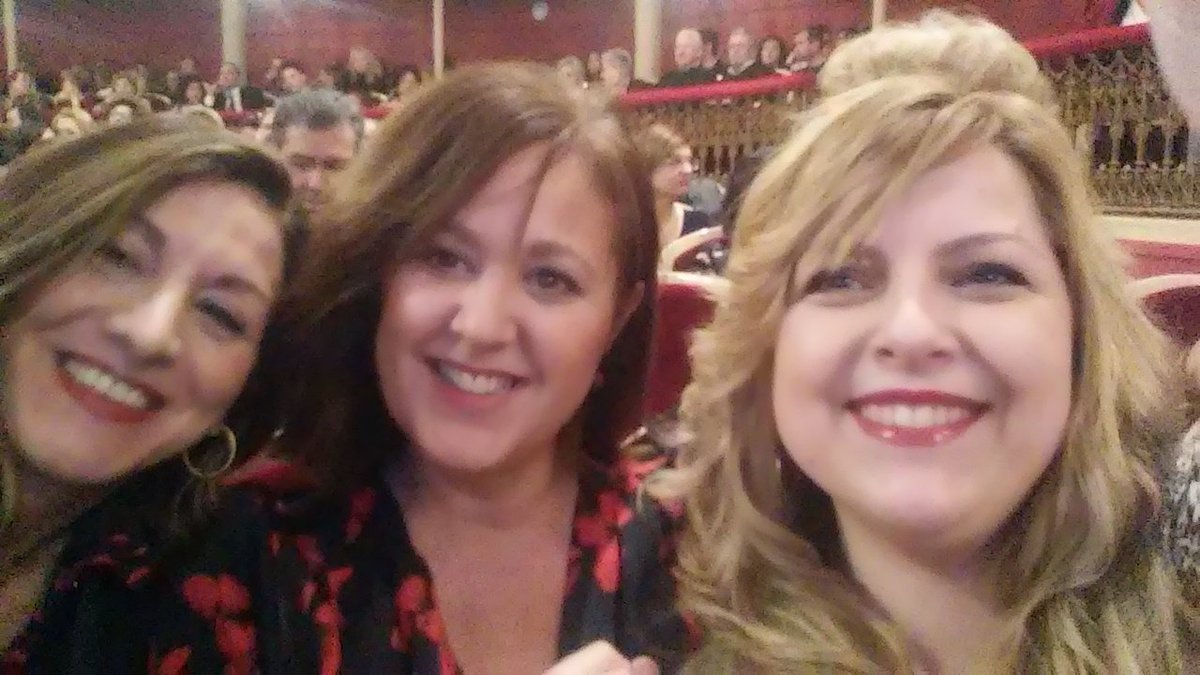 MoniquetaRuiz's tweet photo. En los premios #MUJERCOPE @CarmenMR_Cleo @candela346 https://t.co/rk7NHBqVc4