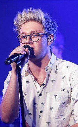 ohnogottaniall's tweet photo. He's hot with and Without glasses🤘���My gosh🙃❤️ https://t.co/syEG3wNy6K