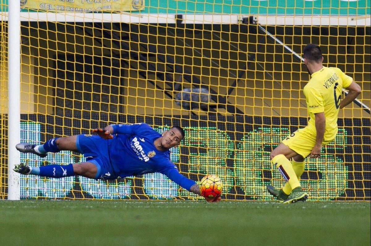 VillarrealCF's tweet photo. ⚽️ @AreolaOfficiel bate el récord de imbatibilidad histórico del Submarino (590 minutos), superando a Diego López. https://t.co/95FfFqVW5N