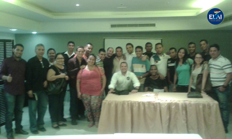 elaiuniversity's tweet photo. Junto a estudiantes del diplomado de Liderazgo de Alto Impacto. #ELAIEnApure https://t.co/kXrMptCYMl