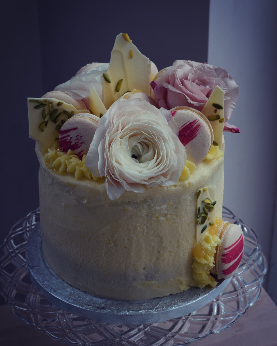 the_bake_lab's tweet photo. I made this lush lemon zing cake with hand painted macarons, chocolate shards and fresh flowers #BakersHour https://t.co/CCbDqIocN0