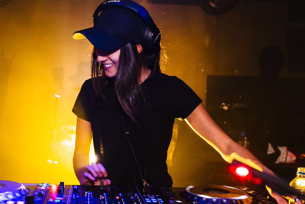 Single music. сингл фото. акустическая гитара в природе. Single надпись. сингл бимбл.