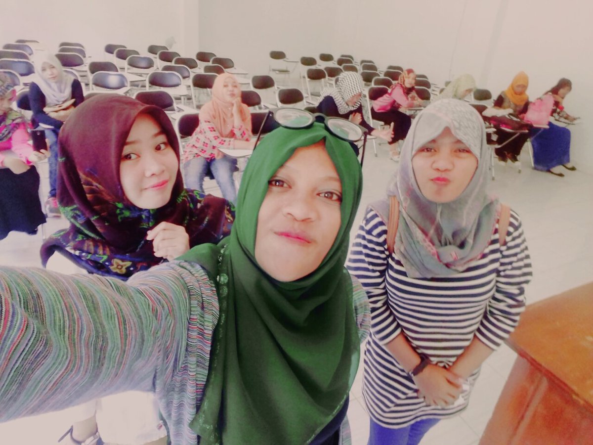Selfie barengan teman kampus