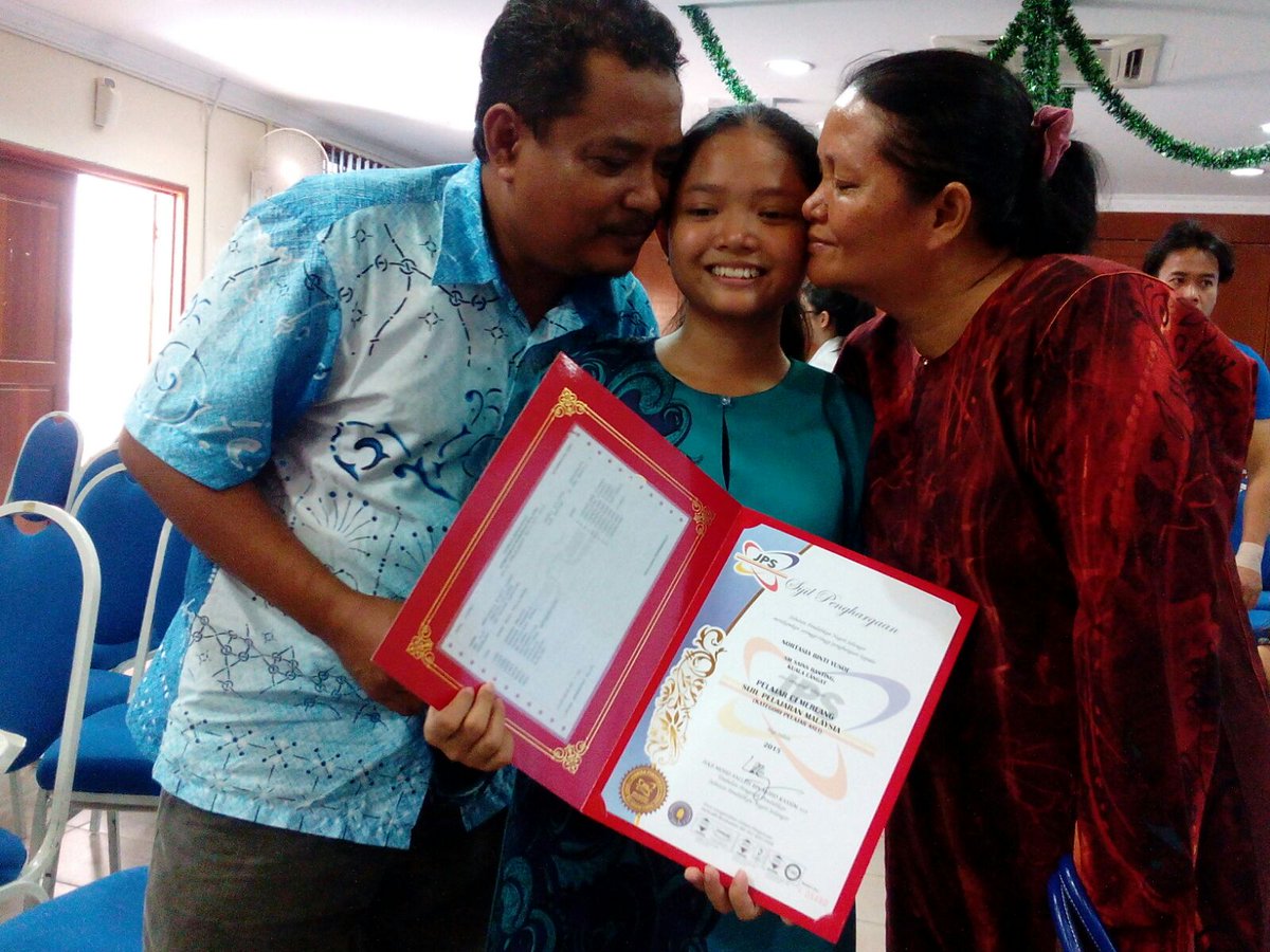 bernamadotcom's tweet photo. #SPM2015 Nortasia Yusof dari Sek Men Sains Banting pelajar orang asli terbaik di Selangor, perolehi 8A https://t.co/tSV0aAaxPP