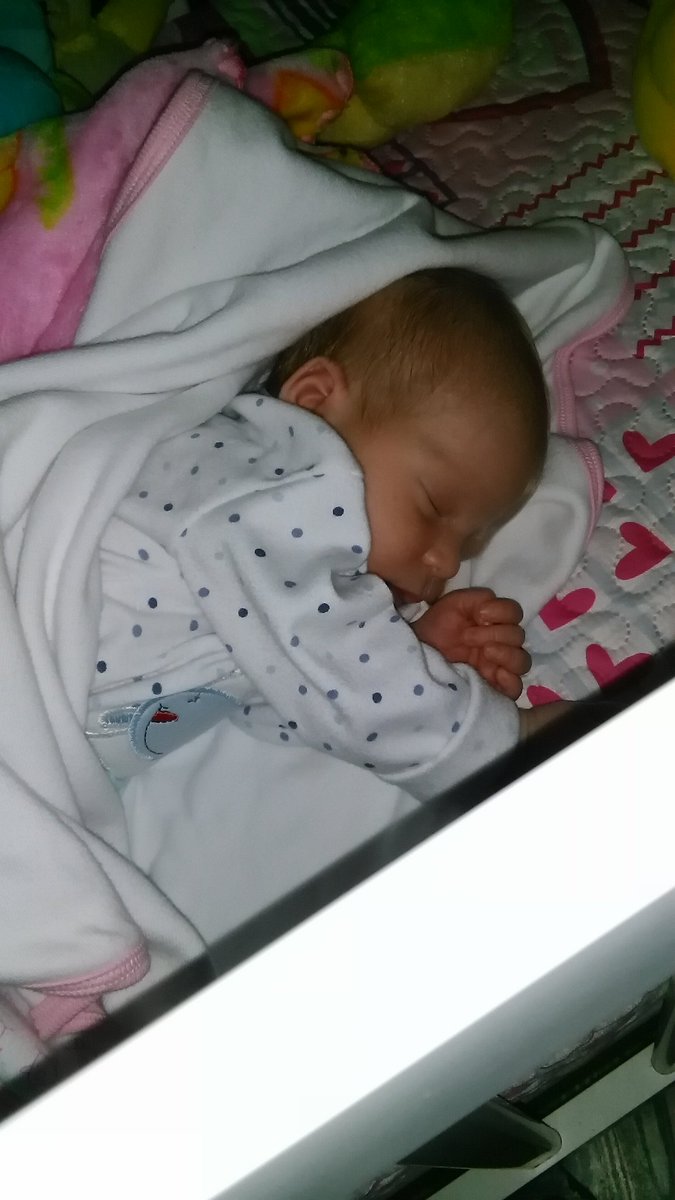 RooMeloni's tweet photo. Esta noche dormimos sin papá y lo extrañamos😢 https://t.co/Hrfoc3lkAa