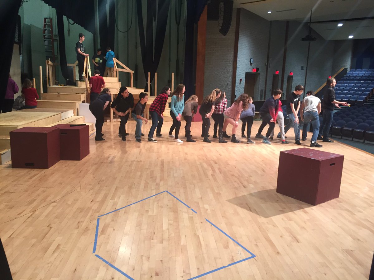 TheaterRHS's tweet photo. The set and the actors are making some progress!!! #9DAYS! https://t.co/lUosVy2N1j