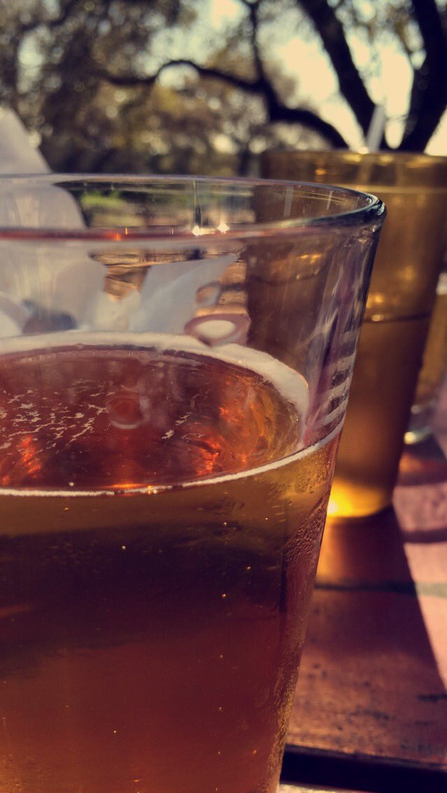thislifewleesa's tweet photo. -- Sometimes you just need some sunshine and a beer.
#docsbackyard + @LiveOakBrewing = ❤️😎 https://t.co/umfYdSoPiJ