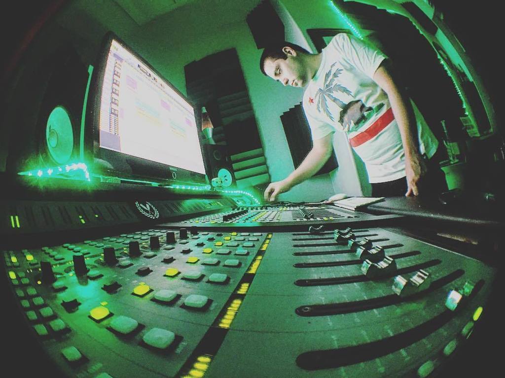 producerpassion's tweet photo. ambition beats genius 99% of the time.
#keystonestudios #audioengineer #musicproducer #work #mixing #musicproducti… https://t.co/lTctVw1SdY
