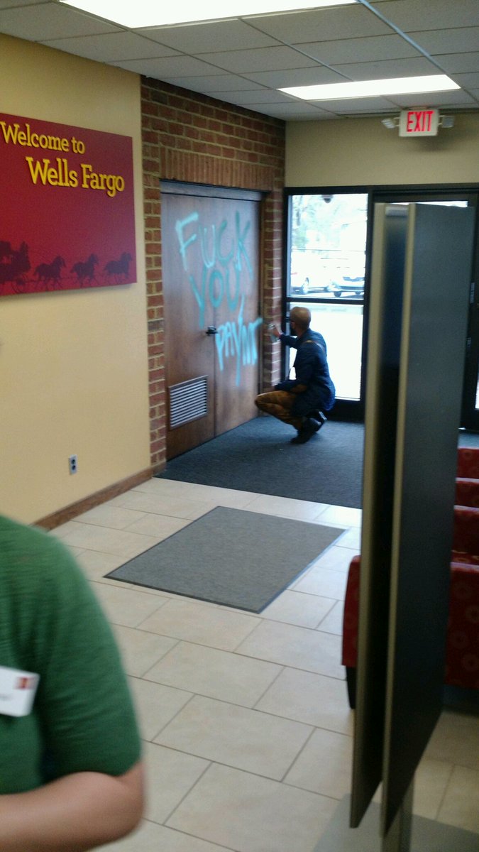 OccupyToronto's tweet photo. Fuck you, Pay me!

#WellsFargo #antibanks #ows https://t.co/T9i8vidOTg