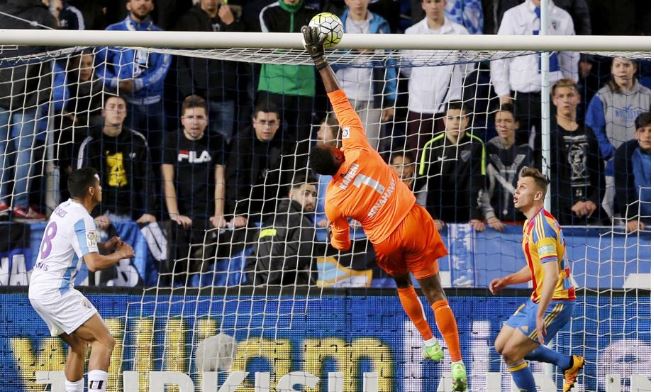 Multimedia_MD's tweet photo. #VIDEO Kameni se marca el gol tonto de la jornada https://t.co/xzk4Xx5lmm #malagaVCF #ligabbva https://t.co/DY60cSHmvy
