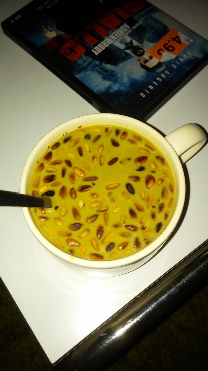 Lssnbrg's tweet image. Het ziet er niet uit. Maar de spinazie-danish blue soep was erg lekker. #soupblender