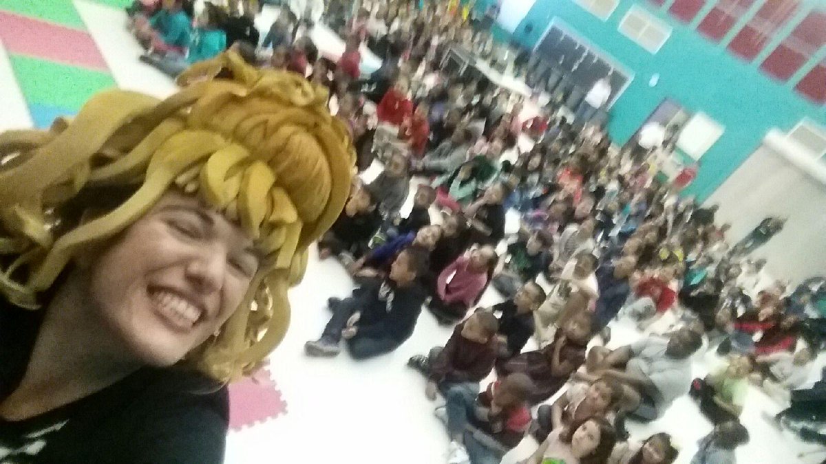 AlleyECE's tweet image. Tasha hams it up at #JackFieldsElementary ! #Oskar2016 #CuriouslyColorfulClash