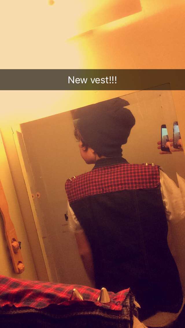 rainbowscribblz's tweet photo. Making a new punk vest!!! #dope #punk #sorrynotsorry https://t.co/gow7jegpTM
