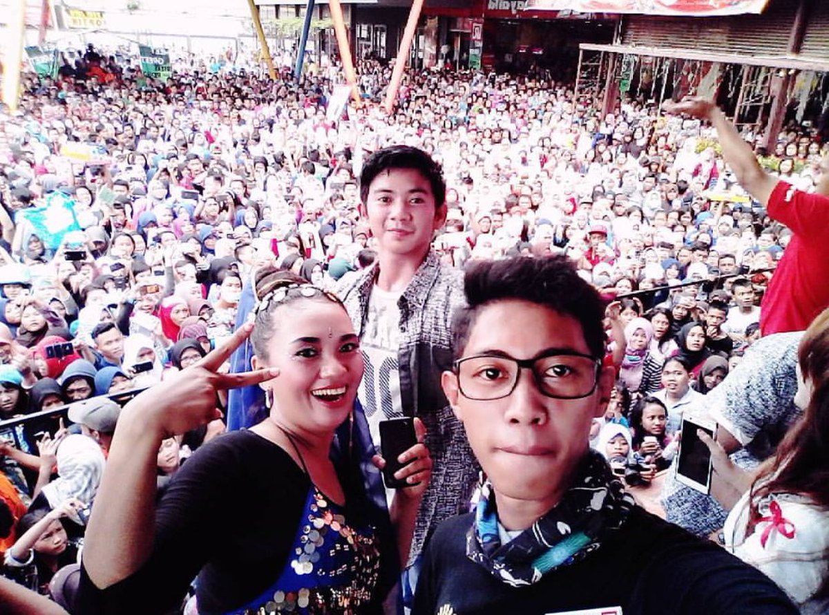 Hikari_kun77's tweet photo. Insya Allah viewers yutubnya nanti berkali kali kali lipat dr jml penonton yg spekta ini 😊 #RizkiRidhoLiveInboxSCTV https://t.co/ci0Fa7HLhm