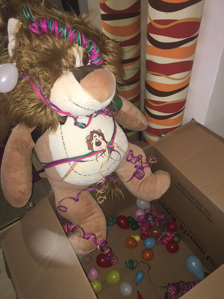 shiracasar's tweet photo. 😱😱😱😱🙈🙈🙈🙈😍😍😍😍😍amo los regalos y la barbie para mi colección https://t.co/sD3cyv82iv