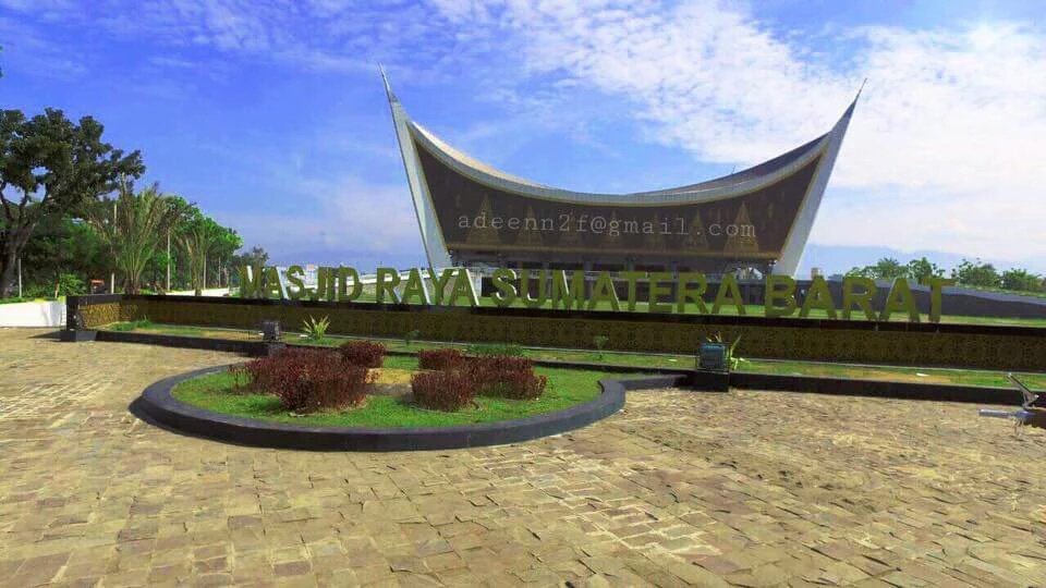 provinsiSUMBAR's tweet photo. Kebutuhan shelter tsunami di Sumbar capai 211. Saat ini ada 70 gedung brfungsi sbg shelter, diantaranya Masjid Raya. https://t.co/wMtAAyaWjT