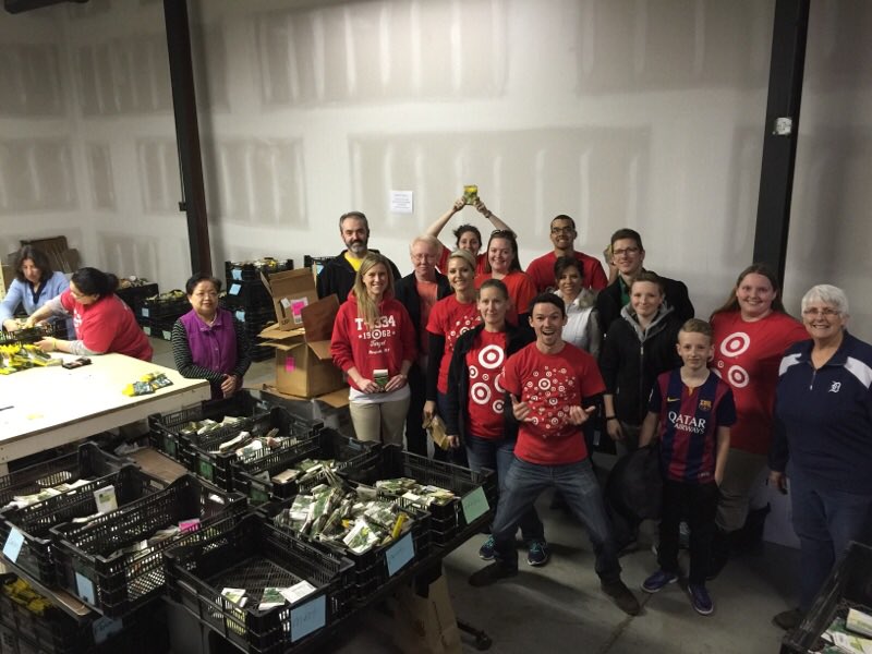 D137 giving back to local food bank! #helpingcommunitiesgrow  <a href="/stadler_brett/">Brett Stadler</a> <a href="/KahleaBerry/">Kali.</a>