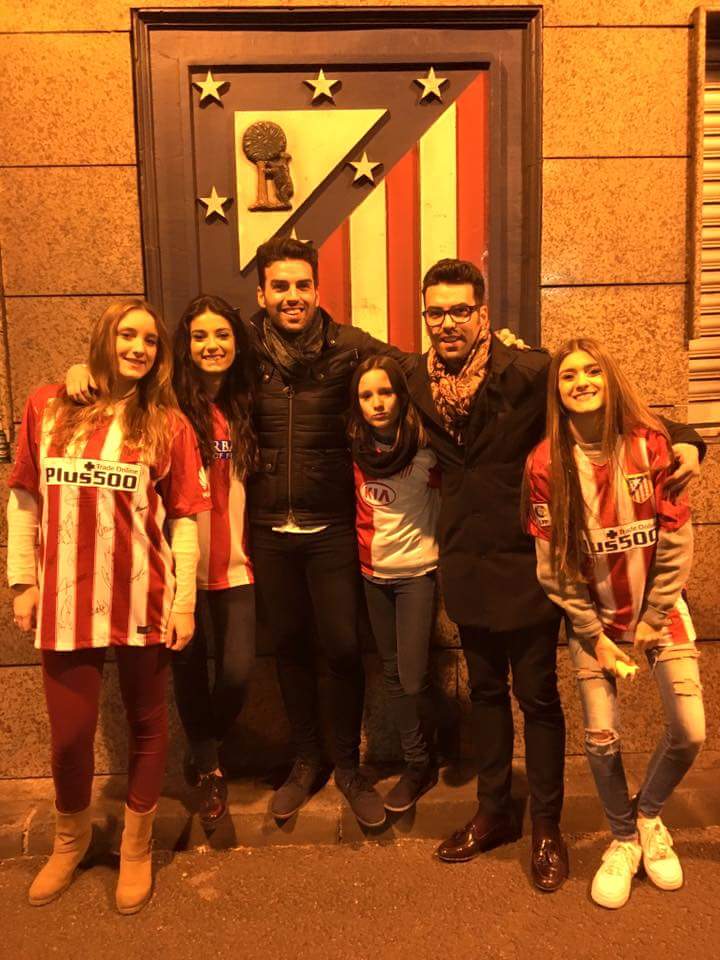 FUTBOLEANDOFM's tweet photo. Cerezo presidente del @Atleti recibe a la familia Patón&amp;Mosquera en homenaje,recuerdo y reconocimiento a Miguelito https://t.co/9L6RWfumel