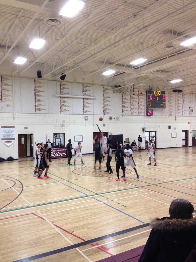 ClansmenBball's tweet photo. Tip-Off between MMCI and Kildonan East in the KPAC Varsity Boys Semi-Finals! #mbhoops @basketballmb https://t.co/3D6ggmkRI7