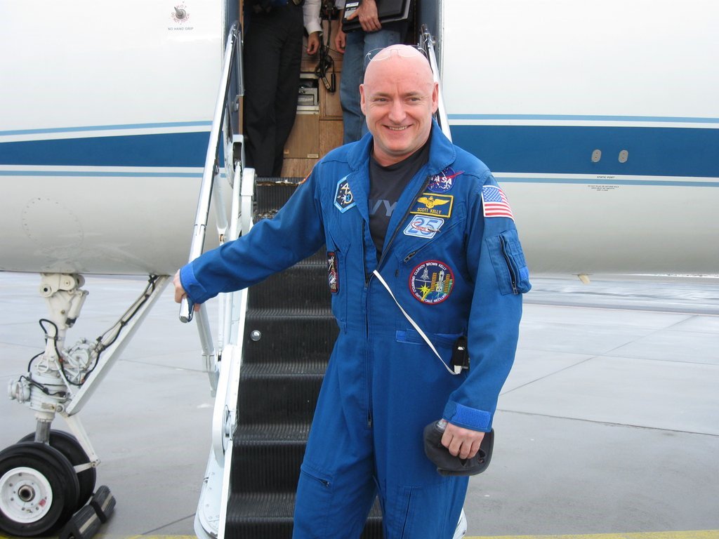 NASA's tweet image. After a #YearInSpace, @StationCDRKelly returns to Houston!  Watch live at 12:40am ET: go.nasa.gov/1LWpT9G