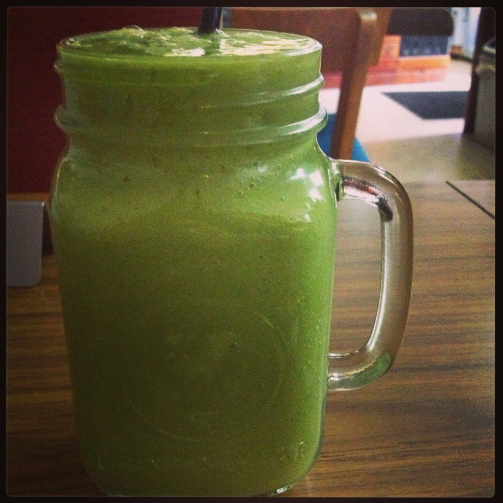 LexiRamirez89's tweet image. Smoothie time! #liquidgold #greenenvy #youknowwhattheysayaboutpineapples #sydneysmoothies #luvcellulose4lif