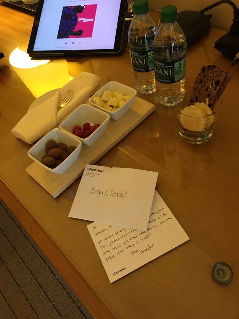 bryaninptl's tweet photo. That was a nice treat to come back to the room to.  😊 #townbizseattle https://t.co/2fXZYUtXoi