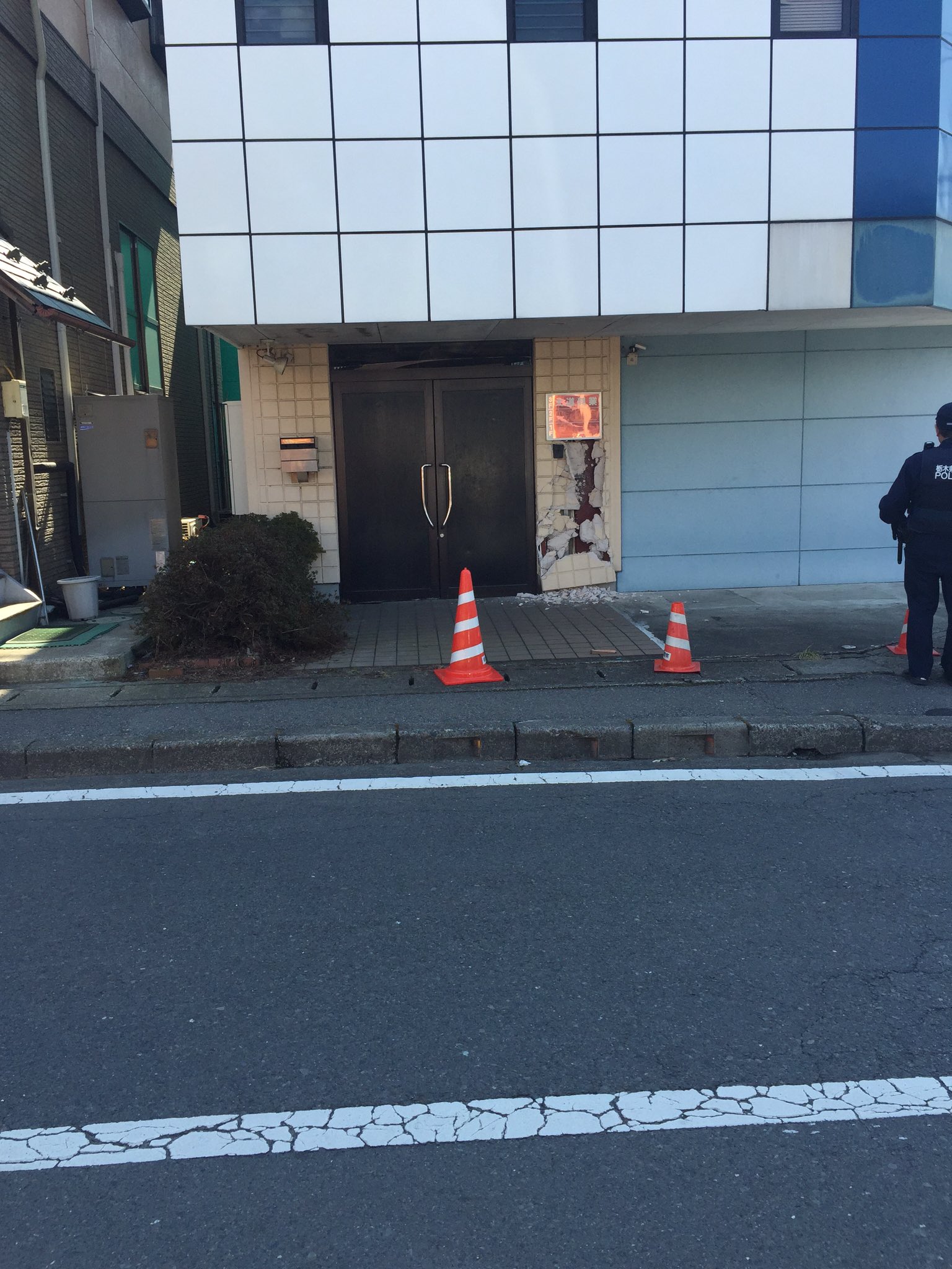 五十嵐章 栃木県宇都宮市の暴力団事務所にトラックが後ろから突っ込んだ現場です T Co Sxt4ftcvq4 五十嵐章 栃木県宇都宮市の暴力団事務所にトラックが後ろから突っ込んだ現場です T Co Sxt4ftcvq4