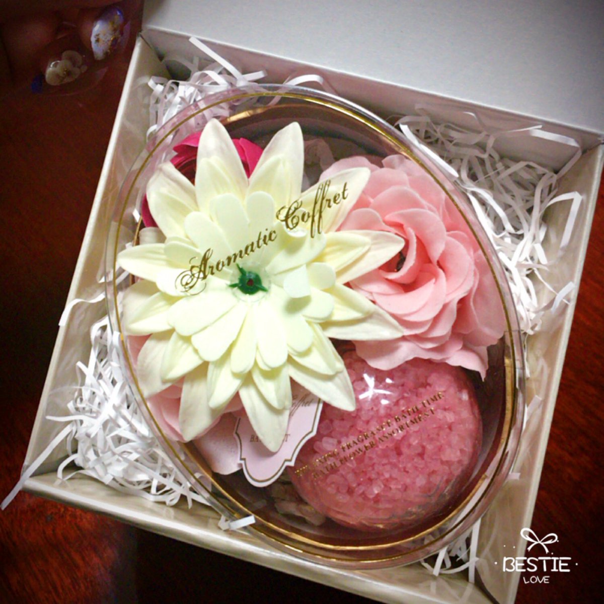 amamisaya's tweet photo. 箕面劇場の卒業お祝いです。
さやてぃお疲れ様でした✨

ってバスフラワーいただきました。

こういう可愛いものをもらうと心がウキウキしちゃいますね。

ピンクと白の色の組み合わせがすごく好きなのでわかってるなぁぁと感動しております。 https://t.co/c242gotDLk