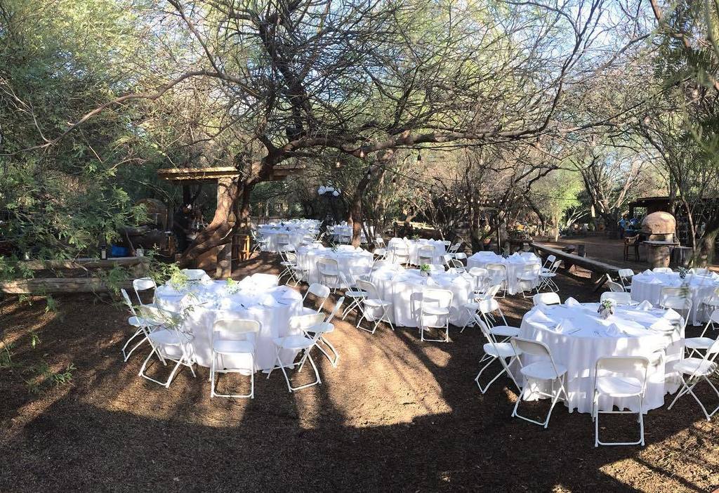 devourphoenix's tweet photo. The stage is set for an amazing #azseven dinner at @singhfarms! Stay tuned for a course by… https://t.co/g6Ci35Zgmk https://t.co/Q9XpWleIQo