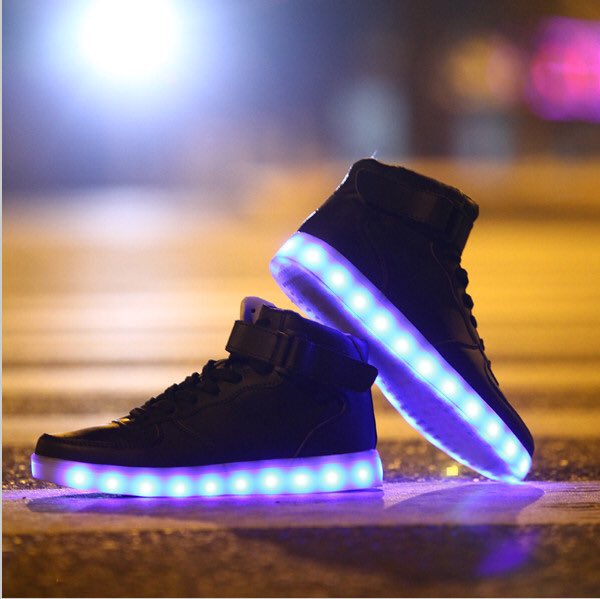 subversivemoda's tweet image. Pagarías $700.000 por las zapatillas de @kingarturo23 ? Que te parecen? @pipe_kamus