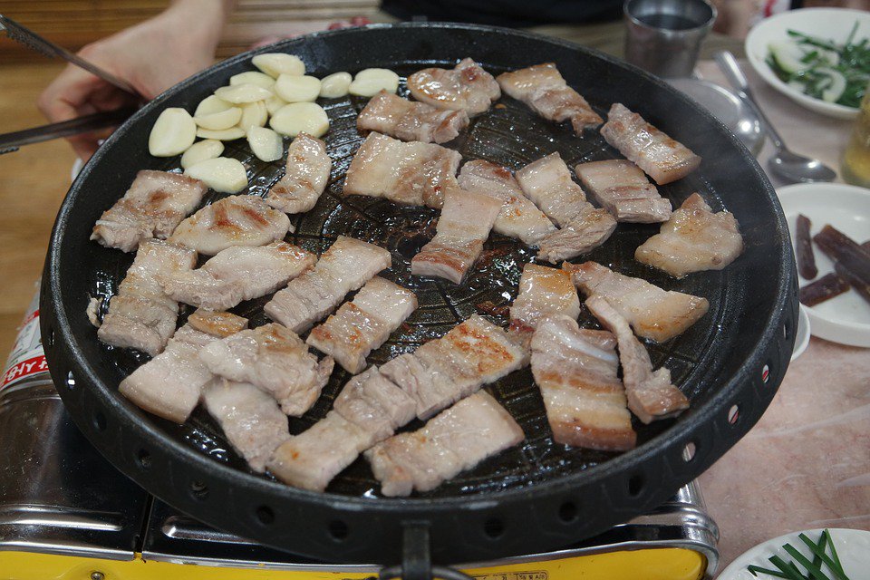 eseongbuk's tweet photo. 오늘은 3월3일! #삼겹살 먹는 날^^
#삼겹살맛있게먹는팁!
01. 센불로 겉 익힌 뒤 약한 불로 속까지!
02. 3분30초에 한번씩 두번 뒤집을 때 짱맛!
03. 육즙을 킵!하려면 긴 상태로 구운후 자른다 https://t.co/8aYT8Sn2fi