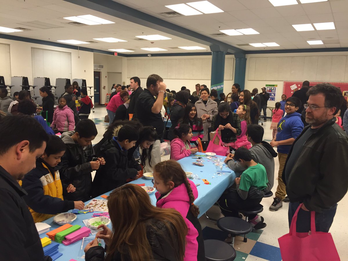 LortonStationES's tweet photo. Wow! What a great turnout! Thanks to all who came to #literacynight #ReadAcrossAmerica @fcpsnews https://t.co/x7aR2d69Qu