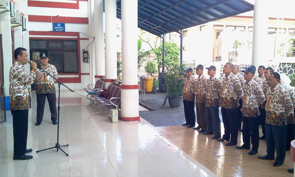 TaposTerbaik's tweet photo. @Pemkot Depok Apel bersama di Kec. Tapos dipimpin oleh Asisten Tata Praja Bpk. Dudi Mi'raz pd hari kamis 3-3-2016 https://t.co/KCnNah0tld
