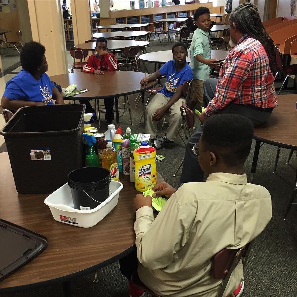 nrburgermiddle's tweet photo. Mentoring Group T.I.E.S.!! #FutureLeaders #MentorsHintonDrummond #CommunityServiceCleaningBasketRaffle #BMSForwardT… https://t.co/MjxA0fOJFo