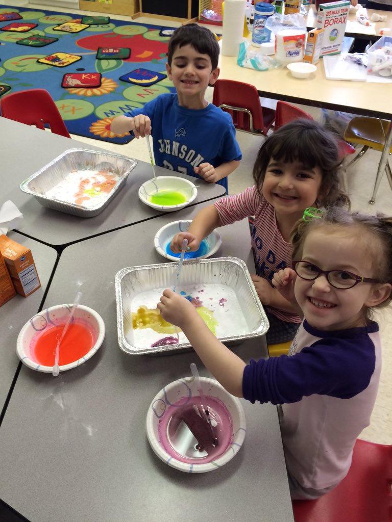 prekatstregis's tweet photo. Color Explosions! #stregis #sciencepalooza #WackyWednesday https://t.co/38UGSryAyG