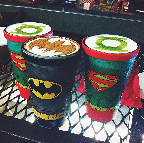 raccoon_rainbov's tweet photo. В Сингапуре существует заведение "DC Comics Super Heroes Cafe", где подают вот такие произведения искусства *ω* https://t.co/Slr5oLOWpX