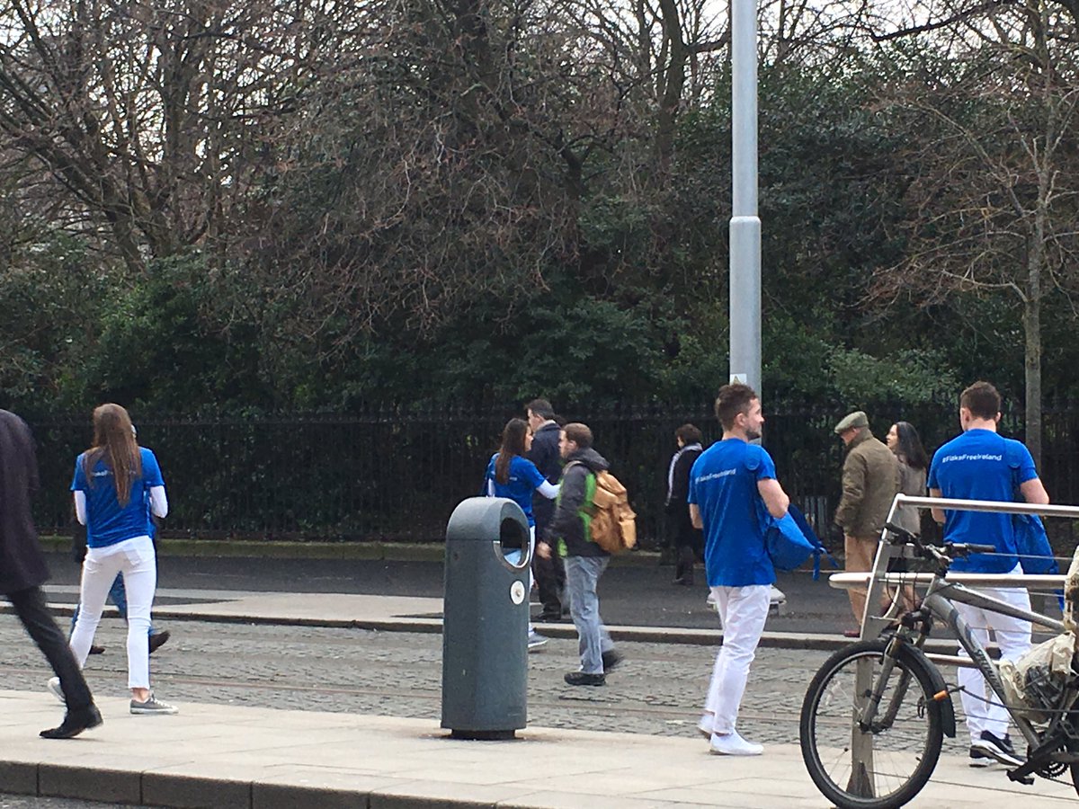 WeArePlatinum1's tweet photo. BOOM!! We are off! Head &amp; Shoulders sampling at Stephens Green Luas. Come say 👋🏼 @BurrellPR #FlakeFreeIreland https://t.co/MFtH9NGqYG