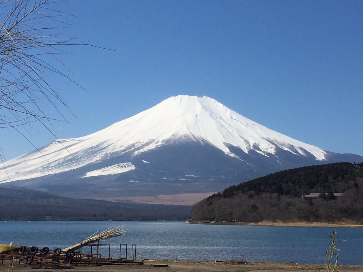 ReddragonRyu's tweet photo. 本日は晴天ツーリング日和！

ということで山中湖に来ました(￣▽￣)
今日はどこいっても最高ですね

#私のバイクかっこいいと言ってくれる人RT 

YZF-R25のドヤ顔
#YAMAHAが美しい https://t.co/sCrglB8cJh