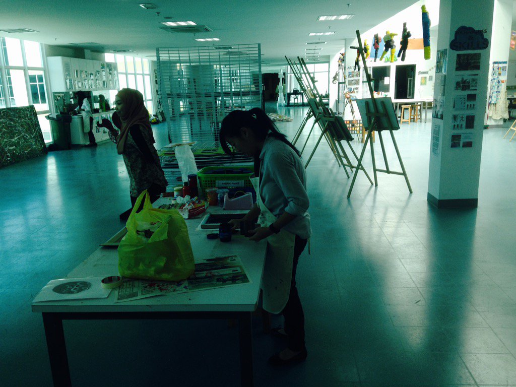 artECiM's tweet photo. Budding screen printers in the making. Watch this space for final pieces @Crawfurd_ECiM @RoseberyECiM  @propertECiM https://t.co/bNhf7xIIpg