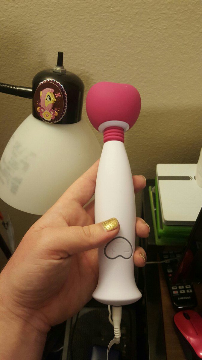 MissRoxyToYou's tweet photo. I got a new friend for tonight's show!! #camgirl #roxyjade #vibrator #newsextoy #chaturbate https://t.co/q3lkJsRodM